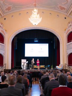 Rückblick auf den Regionalmarketing Summit der Südwestfalen Agentur GmbH 🧭

Heute möchte ich auf eine ganz besondere Veranstaltung zurückblicken, die ich fotografisch begleiten durfte. 
In Südwestfalen sitzen ausgezeichnete Top-Arbeitgeber in sämtlichen Branchen, von deren Vernetzung und Ideen unsere ganze Region profitieren kann. 

Die Themen des Summits: 
- Durch starkes Regionalmarketing die Aufmerksamkeit auf die Region und die USPs ihrer Arbeitgeber lenken
- Wege der Nachwuchskräftegewinnung durch z.B. das Gap Year Südwestfalen der Arbeitgeberschmiede Südwestfalen identifizieren
- die Werte der Region Südwestfalen definieren und eine zielgruppenrelevante Marke erschaffen 

Als Höhepunkt des Tages wurde dann der Sieger des Video-Wettbewerbs „Kracher des Jahres“ gekührt - Herzlichen Glückwunsch an @sorpetaler_fenster ! 

Ein dickes Lob an die Südwestfalen Agentur GmbH @suedwestfalen_echt für Eure großartige Arbeit, die Initiativen, die Vernetzungen & die spannenden, sowie kreativen Kampagnen rund um das Leben & Arbeiten in Südwestfalen

#eventfotografie #summit #suedwestfalen_echt