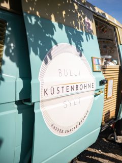 Kein so geheimer Geheimtipp mehr auf Sylt: die liebe Jette und ihr @bullikuestenbohnesylt ☀️🌊
Es gibt bei ihr den leckersten Kaffee, tollen Kuchen, frische Säfte und sogar ein kleines Catering für eure Inselhochzeiten ☕️🍰🥂 
Bei jedem Wetter einen Besuch wert 😊 

#businessportrait #bullikuestenbohnesylt #syltliebe