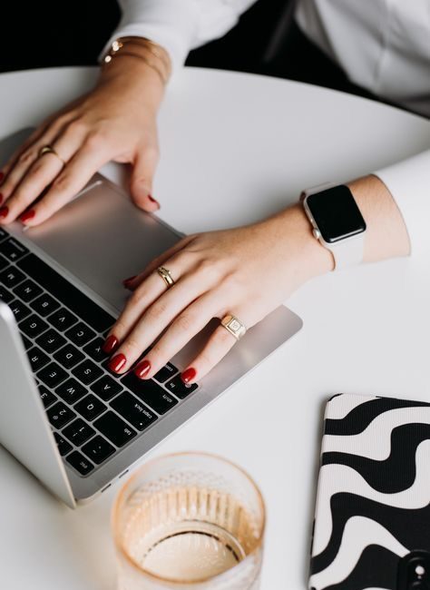 Haende einer Businessfrau liegen auf einem laptop