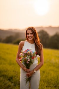 Portraitfoto einer Frau mit Blumenstrauß am warmen Sommerabend