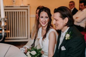 detailfoto waehrend standesamtlicher Trauung, Frau strahlt den braeutigam an dokumentarischer Stil