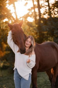 blonde-frau-kuschelt-mit-pferd-portrait-sonne-warm-pferdefotografie