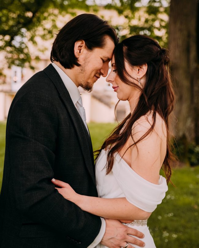 Hochzeitsfoto-paar-zueinander-gedreht-stirn-an-stirn-moment-genießen-hochzeitsportrait-klassisch