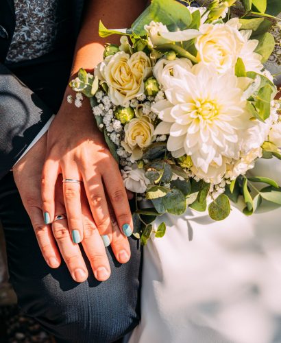 detailfoto-hochzeitskleid-anzug-fliege-weste-brautsrauß-ringe