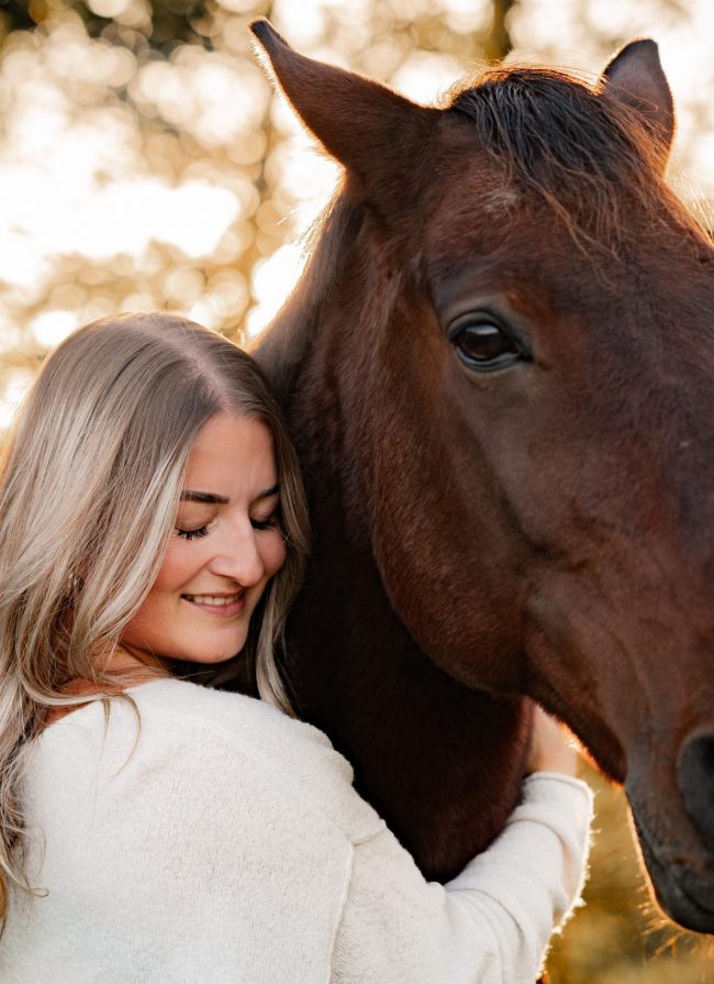 blonde-frau-kuschelt-mit-pferd-portrait-sonne-warm-fellfreunde-haustierfoto